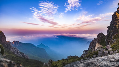 高山之间的云海延时摄影