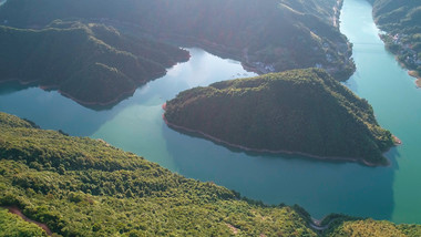 航拍浙江山区高山峡谷中的河流