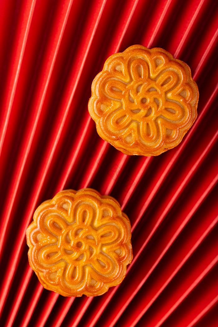 红色折扇上的月饼中秋节图片