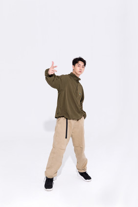 金色刺龙灯泰国春节街舞男孩耍酷形象中国新年年俗做花灯龙灯插画西安