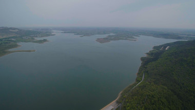 4K航拍青山绿水湖面视频素材