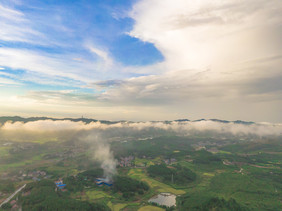 航拍雨后雨雾缭绕乡村田园摄影图片