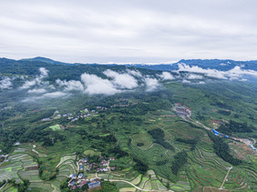 航拍清晨山间雨雾缭绕摄影图片