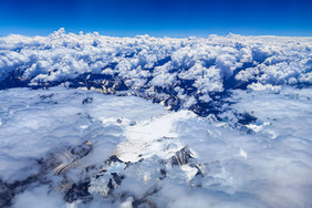 西藏云层之上的雪山