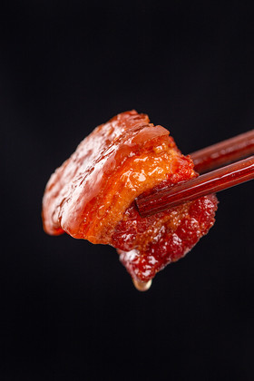 筷子夹起的红烧肉