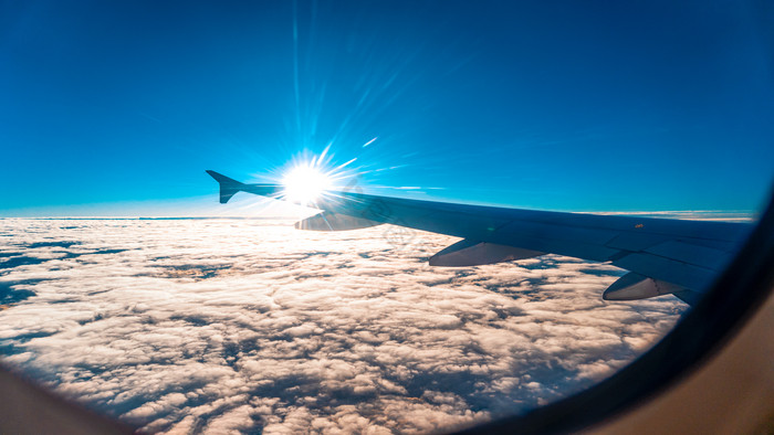 飞机窗外的云层阳光图片