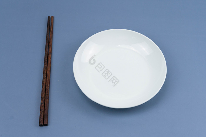 光盘行动盘子筷子摄影图图片
