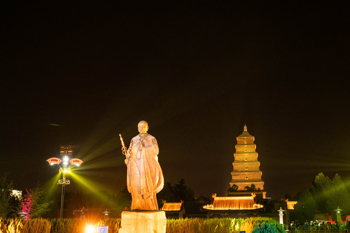 西安旅游大雁塔唐三藏夜景摄影图图片