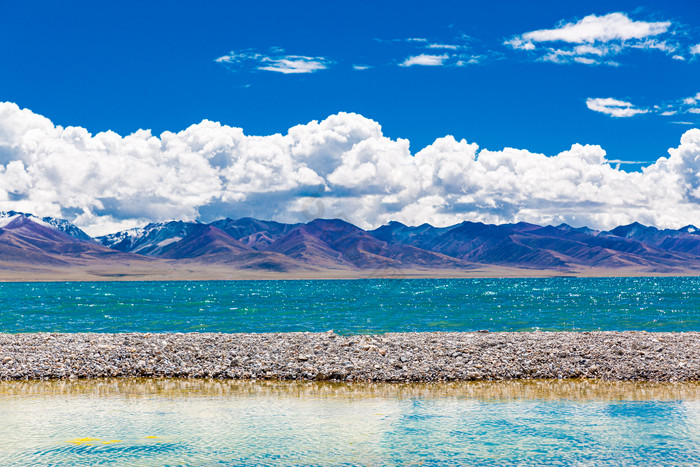 西藏纳木措湖边倒影图片