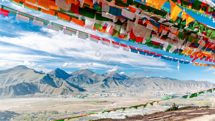 西藏山顶风光经幡祈福图片