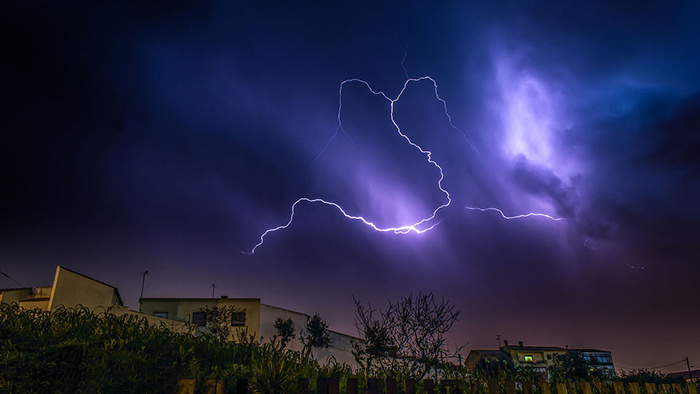 暴雨來臨雷電譁擦的聲音