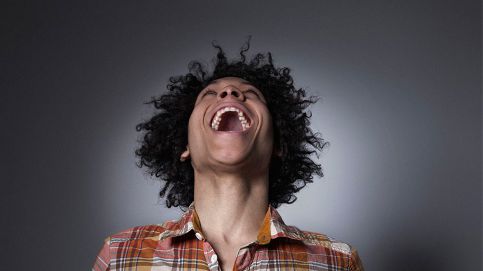 观众看节目逗乐的大笑