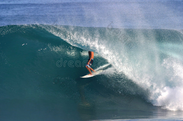 夏威夷冲浪者在后门管道冲浪