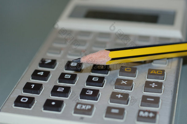 一支铅笔和一支计算器