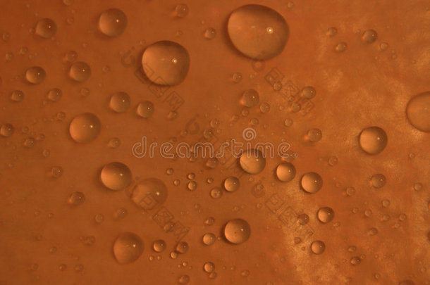 橙色背景上的水滴