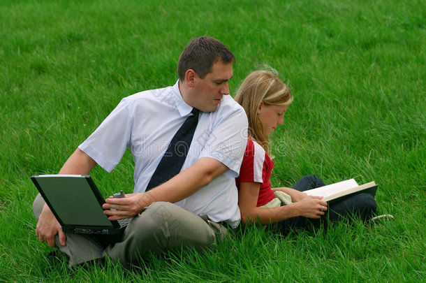 坐在草地上的男人和女孩
