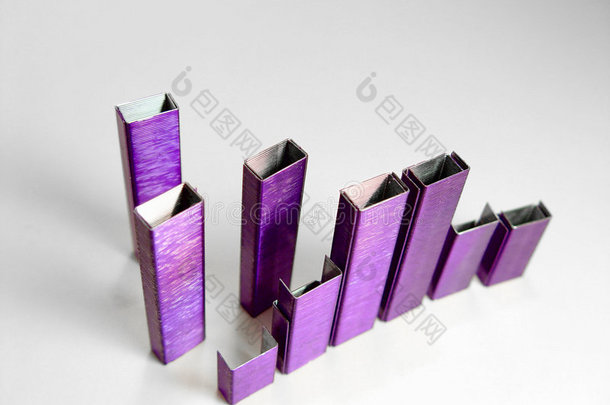 抽象紫色订书钉