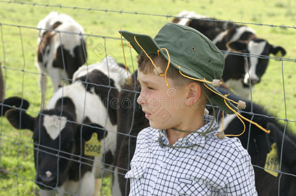 奶牛中间的年轻农场主