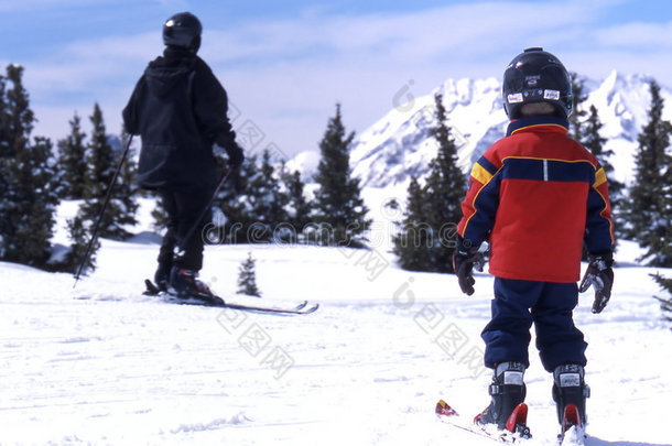 儿童滑雪者