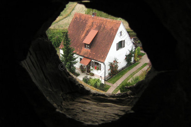 从墙上的洞看房子