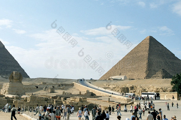 吉萨金字塔。