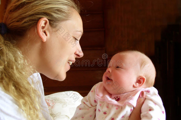 母亲和婴儿看着对方的眼睛。