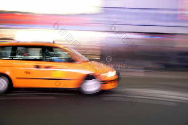 小面包车在纽约时代广场快速行驶