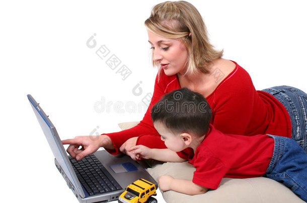 可爱的家庭时刻，母子俩在笔记本电脑前