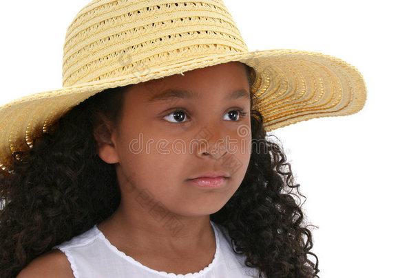 漂亮的六岁女孩戴着黄帽子，白帽子