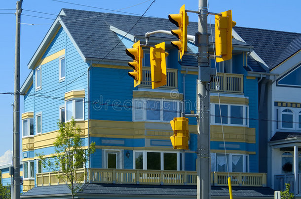 五颜六色的房子和路灯