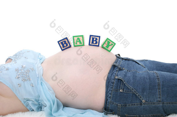 字母表方块拼出了怀孕妈妈肚子对面的宝宝