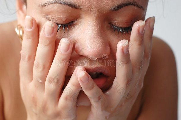 洗脸的女人