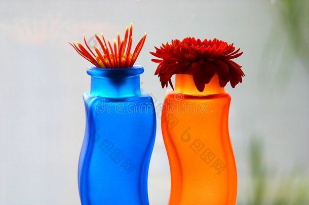 蓝色和橙色<strong>花瓶</strong>
