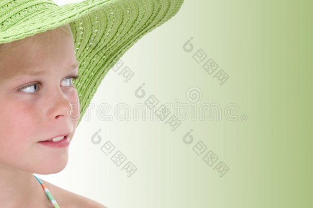 戴着绿色大帽子的漂亮女孩