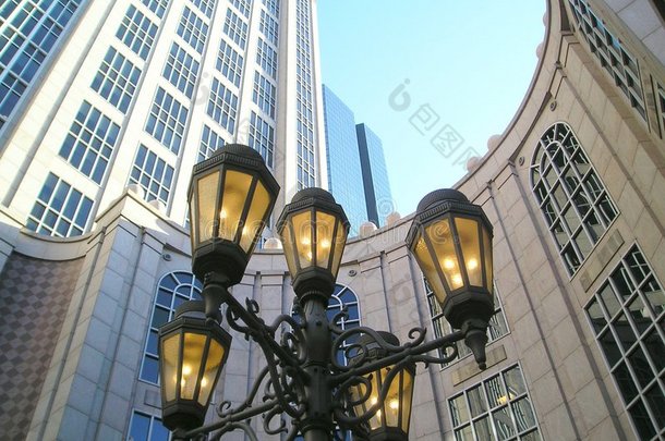 市中心的铁灯