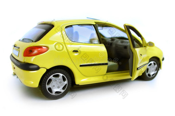 黄色汽车模型-掀背式。打开右门