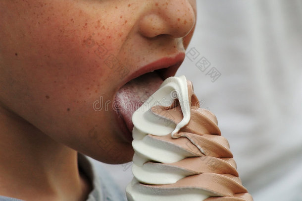 吃软冰淇淋的孩子