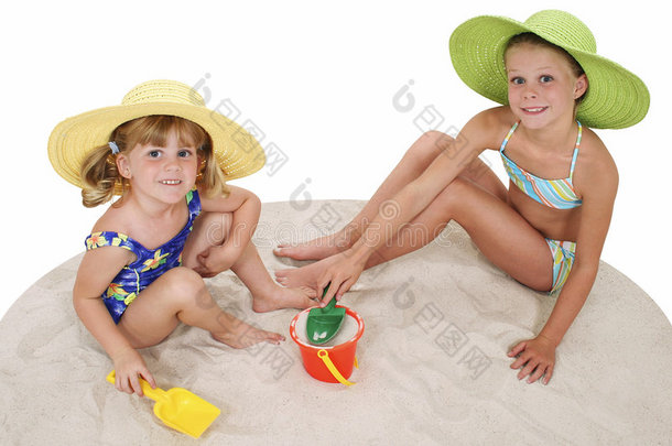 戴着<strong>沙滩帽</strong>在<strong>沙滩</strong>上玩耍的美丽姐妹