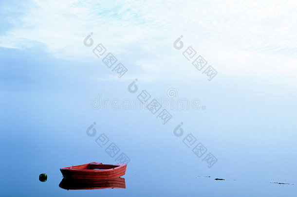 苏格兰湖上的<strong>红船</strong>。