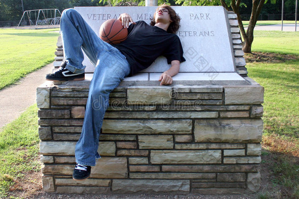 篮球比赛后休息的少年男孩