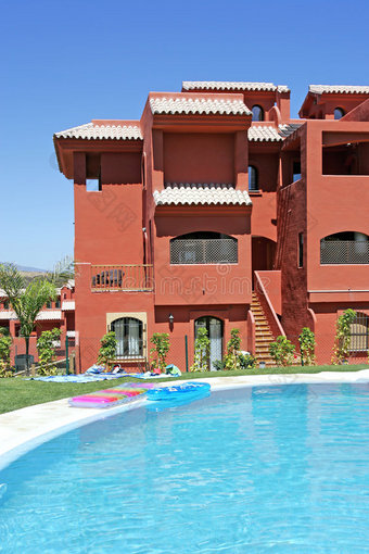 西班牙度假城市化中的游泳池和公寓楼图片