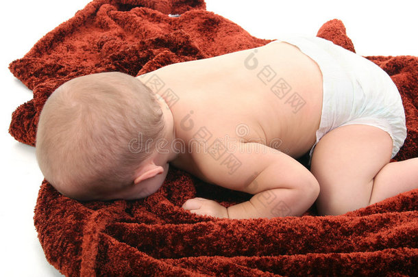 婴儿穿着尿布躺在毯子上
