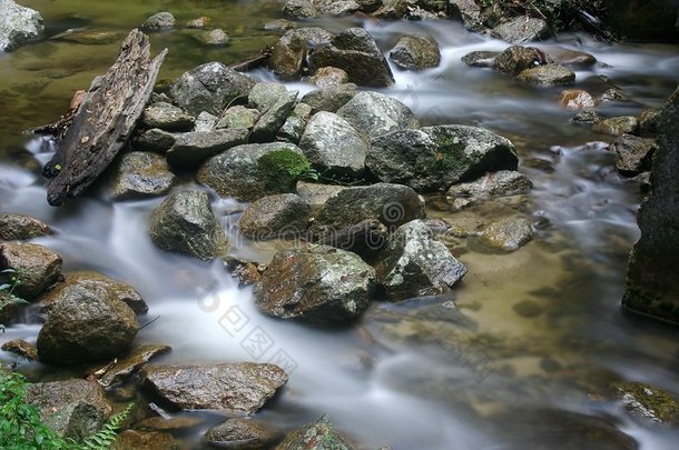 溪流和石头