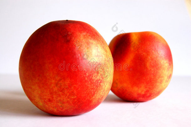 两个油桃