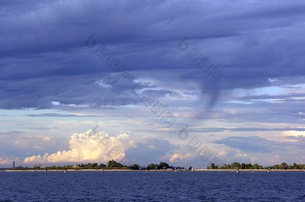 威尼斯泻湖上的龙卷风