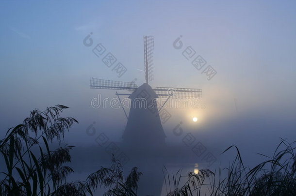 雾天早晨的风车