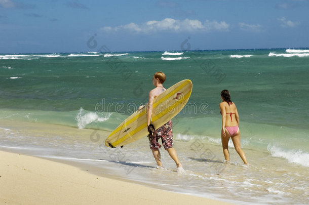 带<strong>冲浪</strong>板的夫妇在海滩上散步