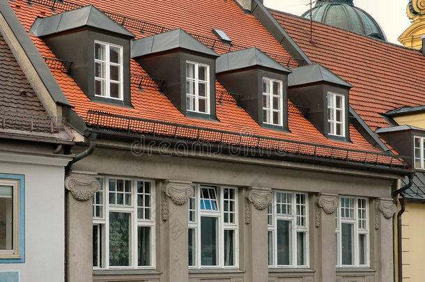 德国慕尼黑的红瓦<strong>屋顶</strong>和山墙式天窗