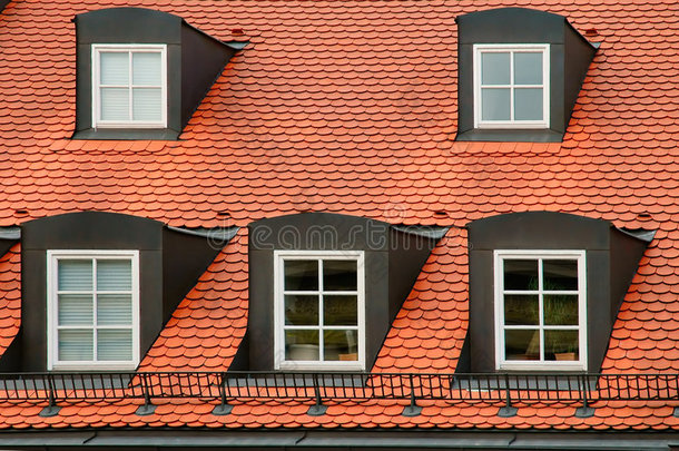 德国慕尼黑建筑的红瓦<strong>屋顶</strong>和山墙式天窗