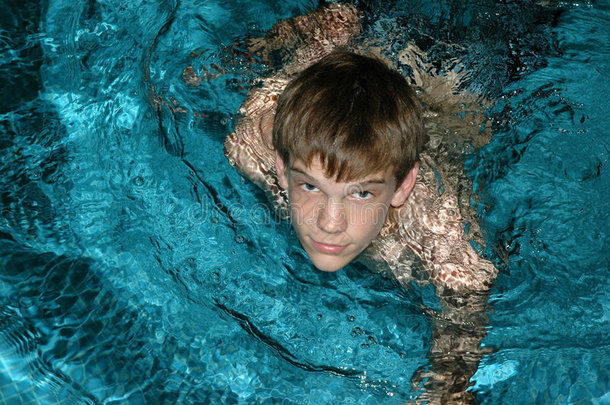 青少年游泳运动员